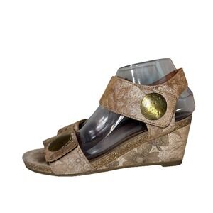 TAOS Womens 7-7.5 EU 38 Carousel 2 Sandals Tan Floral Leather Comfort Adjustable